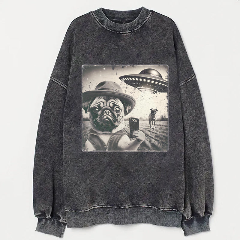 Pug Taking Selfie with UFOs Funny Unisex T-Shirt