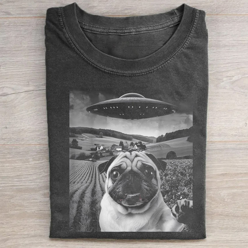 Pug Taking Selfie with UFOs Funny Unisex T-Shirt