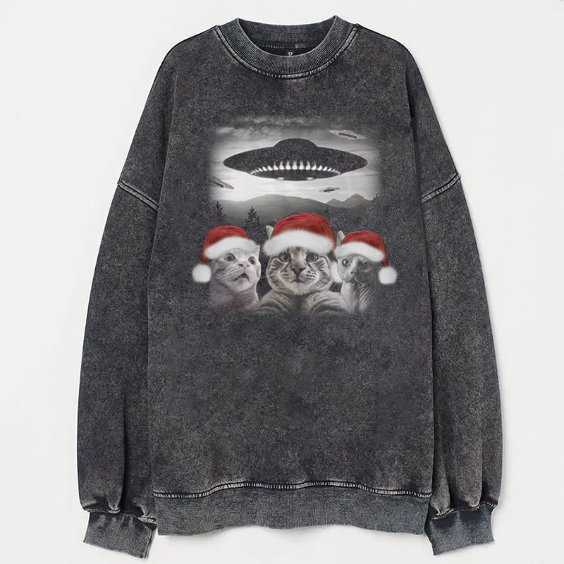 Christmas Cat Selfle With UFO Art Acid Wash Sweatshirt - heygraff