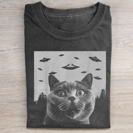 British Shorthair Cat Taking Selfie with UFOs Funny T-Shirt