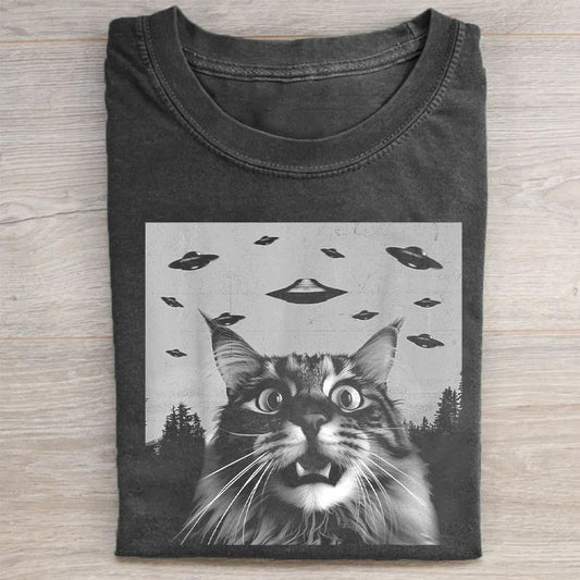 Maine Coon Cat Taking Selfie with UFOs Funny T-Shirt