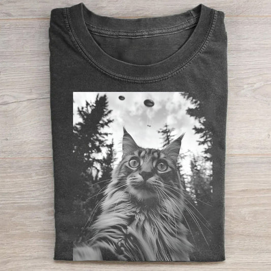 Funny Maine Coon Cat Taking Selfie with UFOs Funny T-Shirt