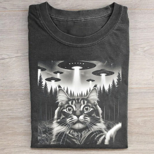 Funny Maine Coon Cat Taking Selfie with UFOs Funny T-Shirt