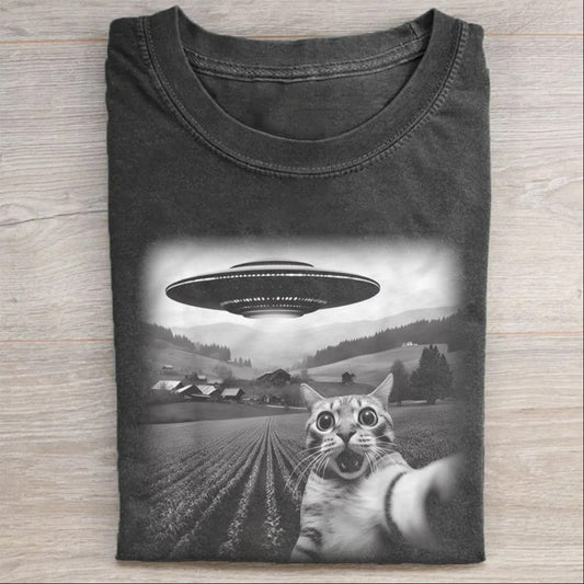 Cat-selfie-with-UFO-washed cotton T-shirt - heygraff