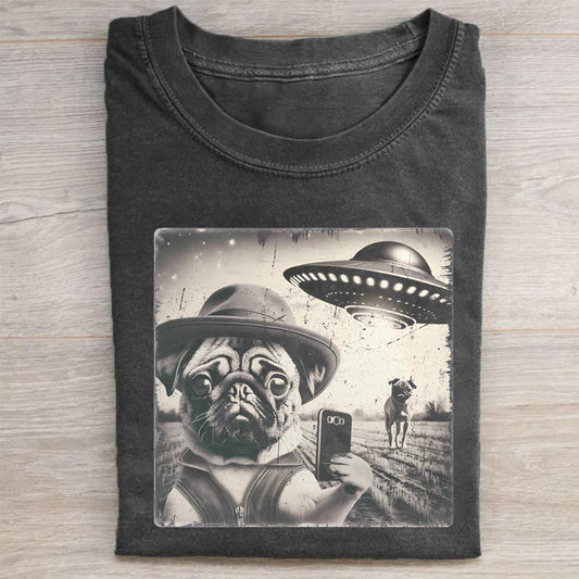 Pug Taking Selfie with UFOs Funny Unisex T-Shirt