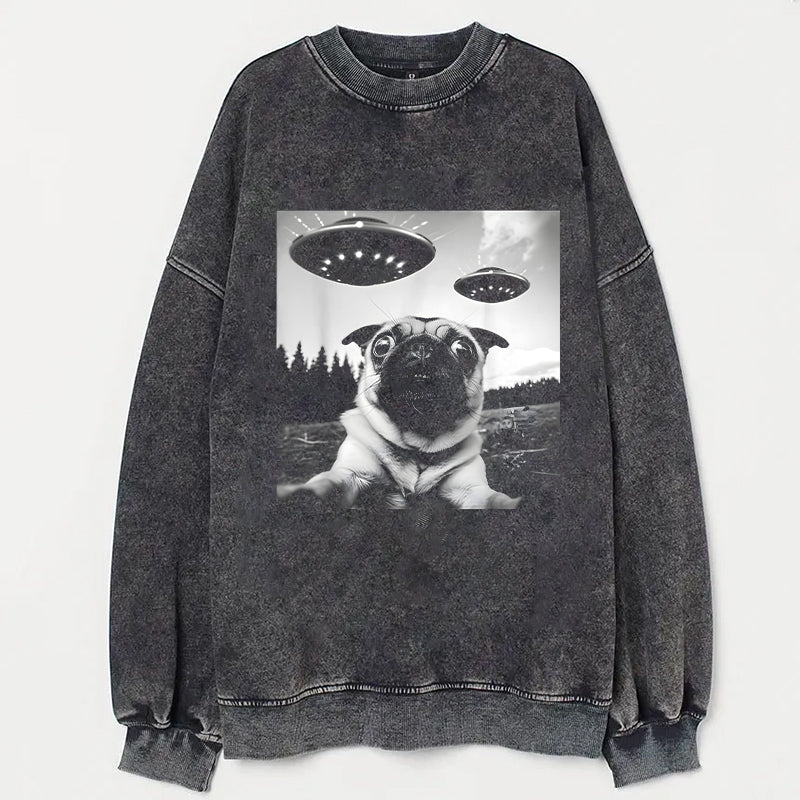 Pug Taking Selfie with UFOs Funny Unisex Shirt