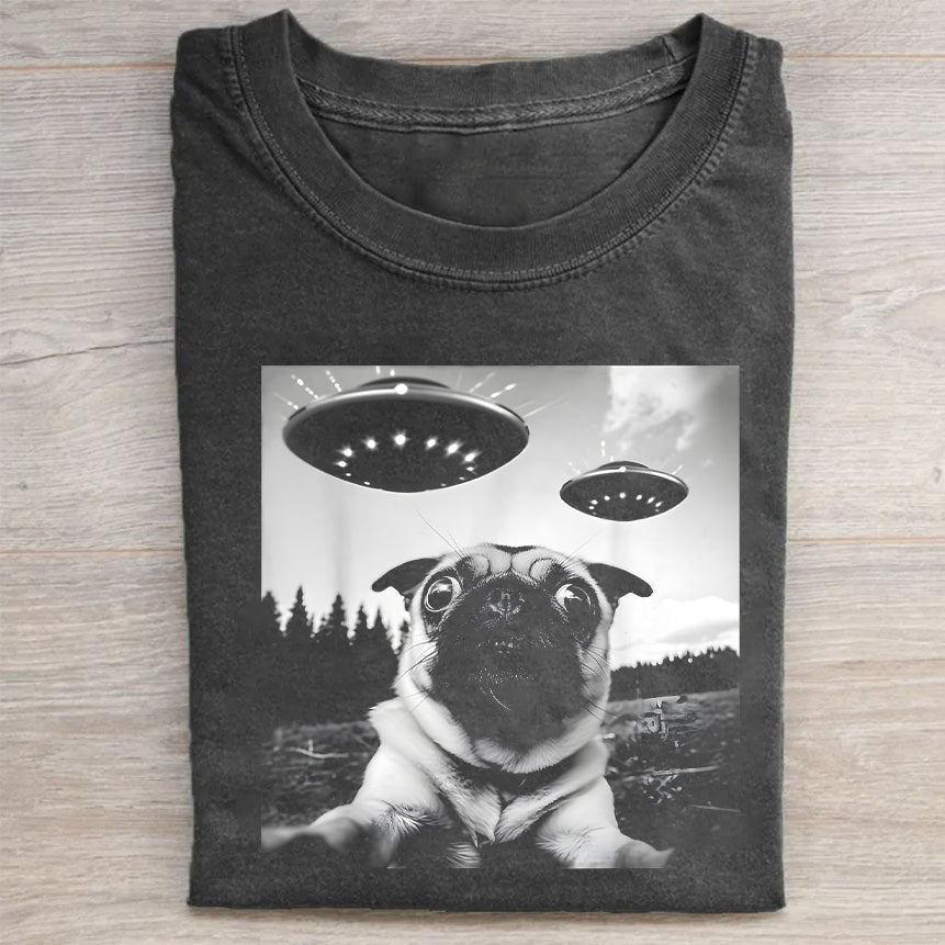 Pug Taking Selfie with UFOs Funny Unisex Shirt