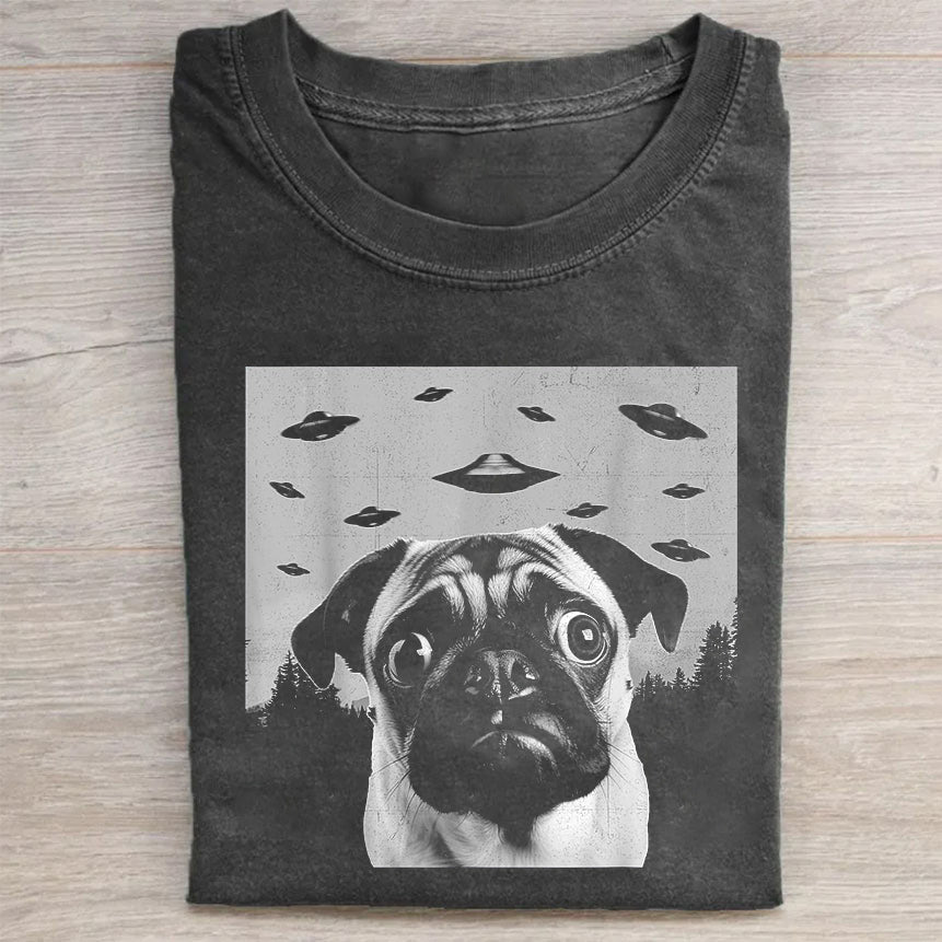 Pug Taking Selfie with UFOs Funny T-Shirt