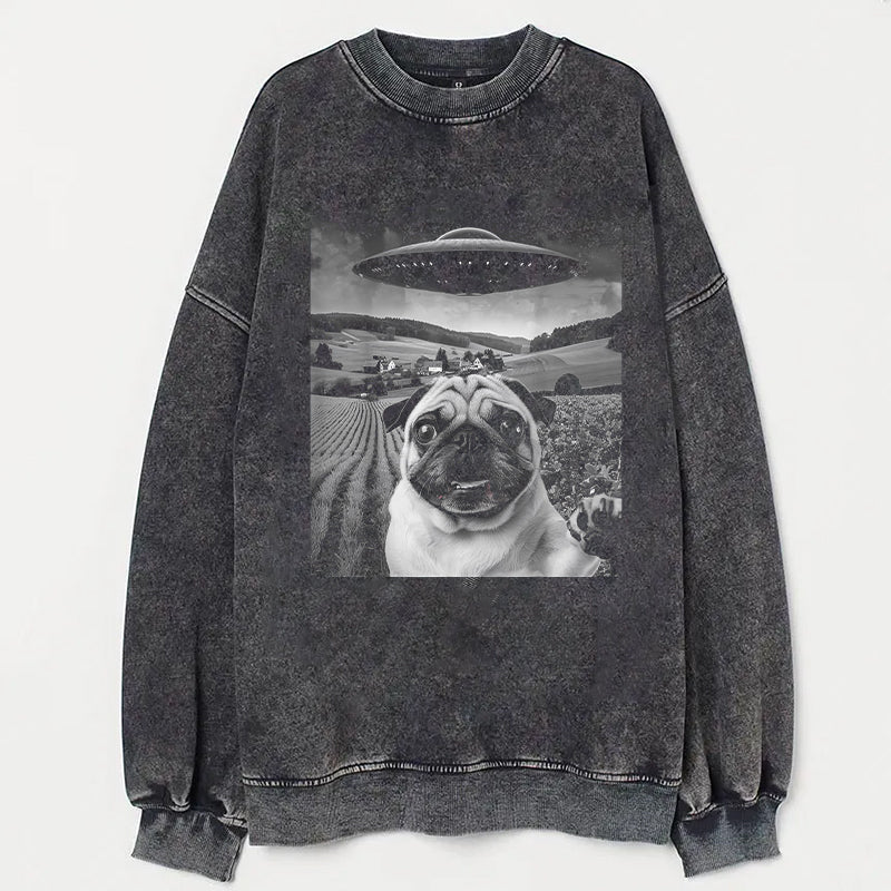 Pug Taking Selfie with UFOs Funny Unisex T-Shirt