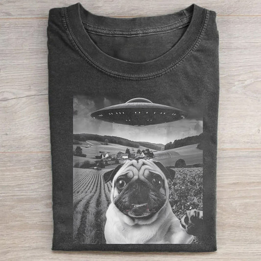 Pug Taking Selfie with UFOs Funny Unisex T-Shirt