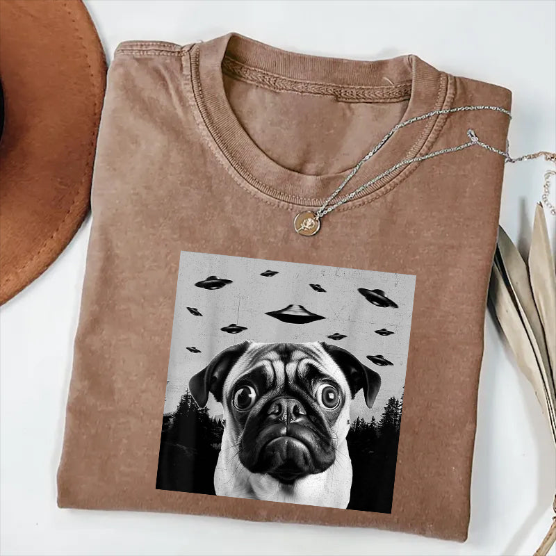 Pug Taking Selfie with UFOs Funny T-Shirt
