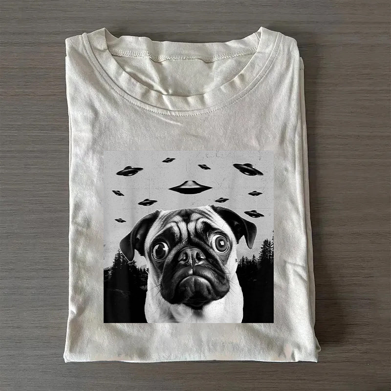 Pug Taking Selfie with UFOs Funny T-Shirt