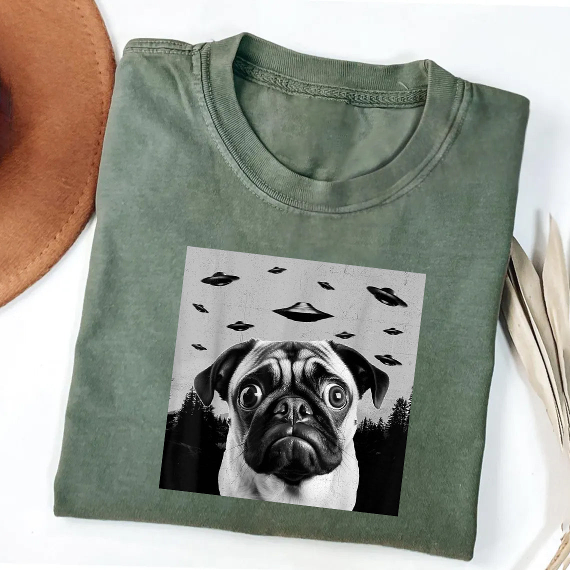 Pug Taking Selfie with UFOs Funny T-Shirt
