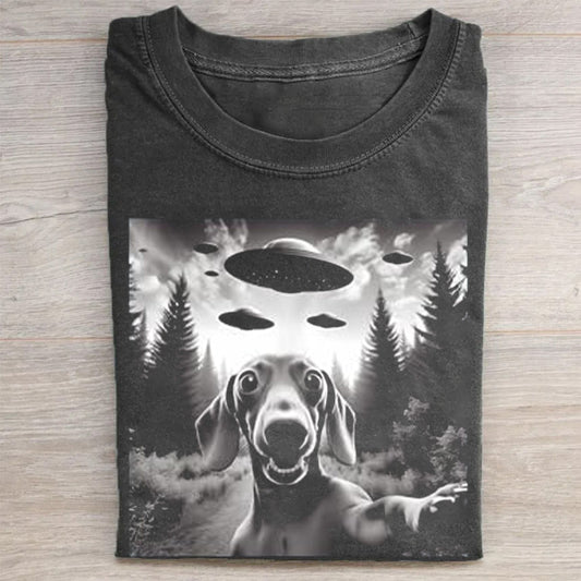 Dachshund Dog Taking Selfie with UFOs Funny Alien Geeks T-Shirt - heygraff