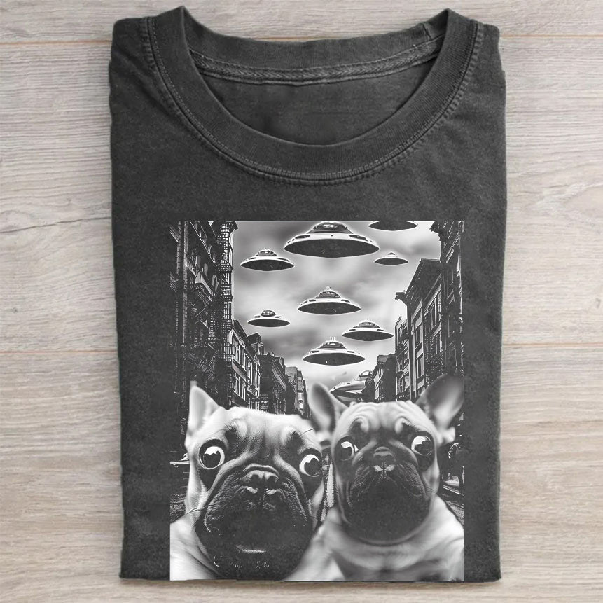 French Bulldog Taking Selfie with UFOs Funny T-Shirt - heygraff